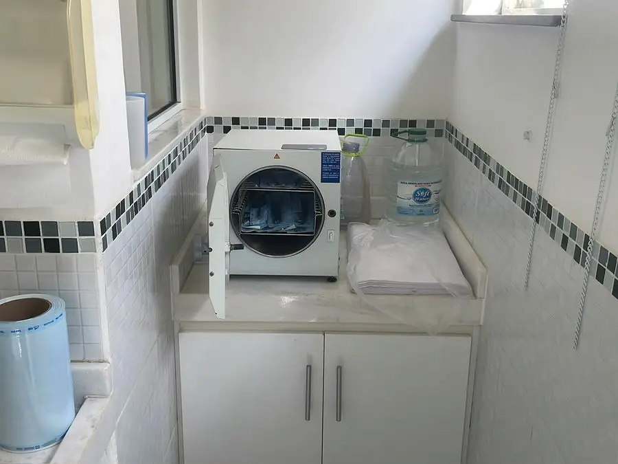 Área de esterilização com autoclave da BragDentes